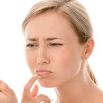 Первичное заражение вирусом простого герпеса (ВПГ) 1 типа или его активизация в организме человека вызывает появление пузырьковых высыпаний на слизистых и коже лица: на губах, в области носа, щек или подбородка
